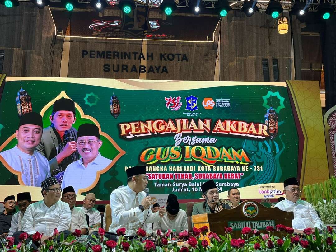 K.H. Muhammad Iqdam Kholid (baju hijau) didampingi Walikota Surabaya Eri Cahyadi dan Wakil Walikota Surabaya Armuji, dalam pengajian akbar jelang HJKS ke-731. (Foto: Julianus Palermo/Ngopibareng.id)