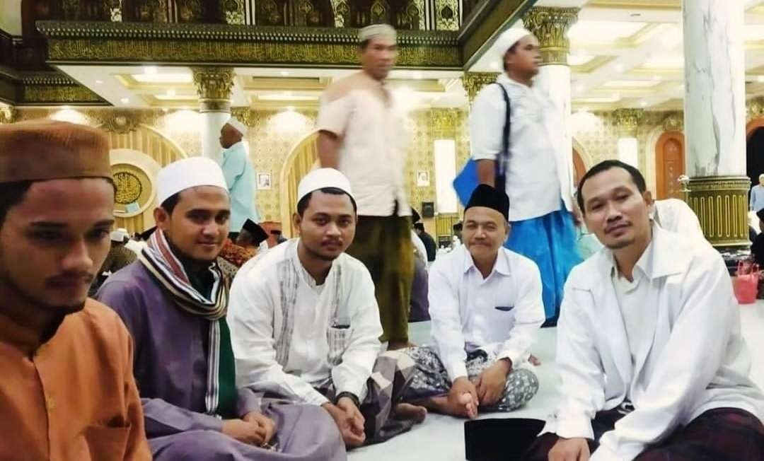 KH Ahmad Bahauddin Nursalim (Gus Baha) saat santai ketika ibadah umrah di Makkah. (Foto:dok/ngopibareng.id)