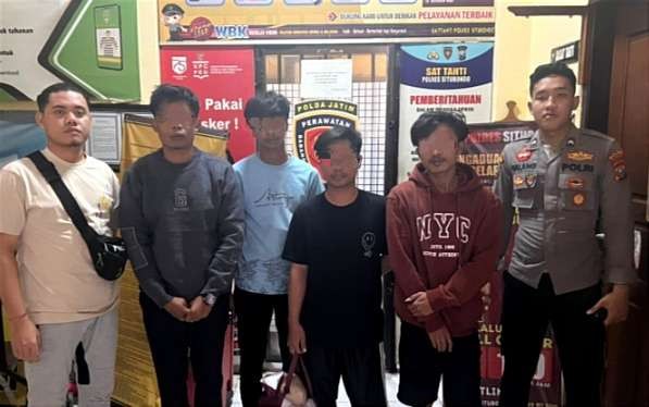 Tiga karyawan Perusahaan ekspedisi menggelapkan barang kosmetik senilai Rp 200 juta milik pelanggan ditangkap anggota Satreskrim Polres Situbondo.(Foto: Dokumentasi Humas Polres Situbondo)