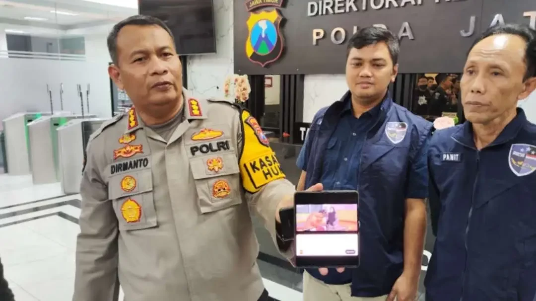 Kabid Humas Polda Jatim, Kombes Pol Dirmanto menunjukkan cuplikan konten viral yang meresahkan masyarakat. (Foto: Fariz Yarbo/Ngopibareng.id)