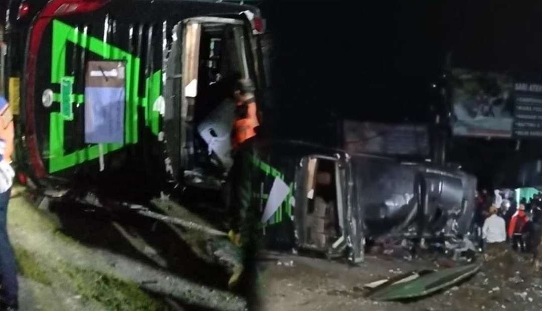 Korban meninggal kecelakaan bus yang membawa rombongan perpisahan sekaligus wisuda siswa kelas 12 SMK Lingga Kencana asal Depok dibawa pulang ke rumah duka untuk pemakaman, Minggu 12 Mei 2024. (Foto: X)