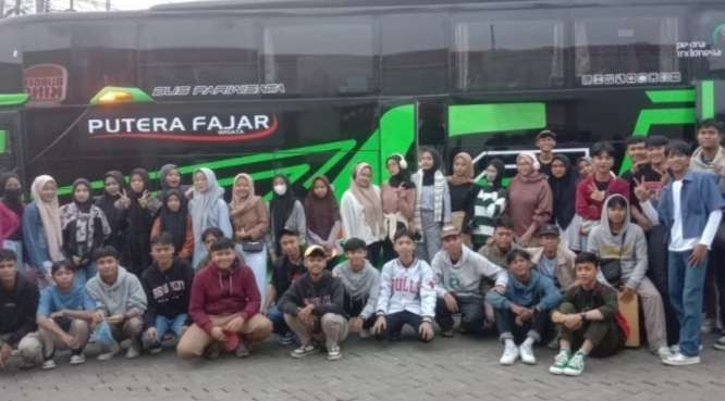 Foto bersama siswa dan guru SMK Lingga Kencana Depok sebelum kecelakaan di Ciater, Subang, Jawa Barat. (Foto: Istimewa)