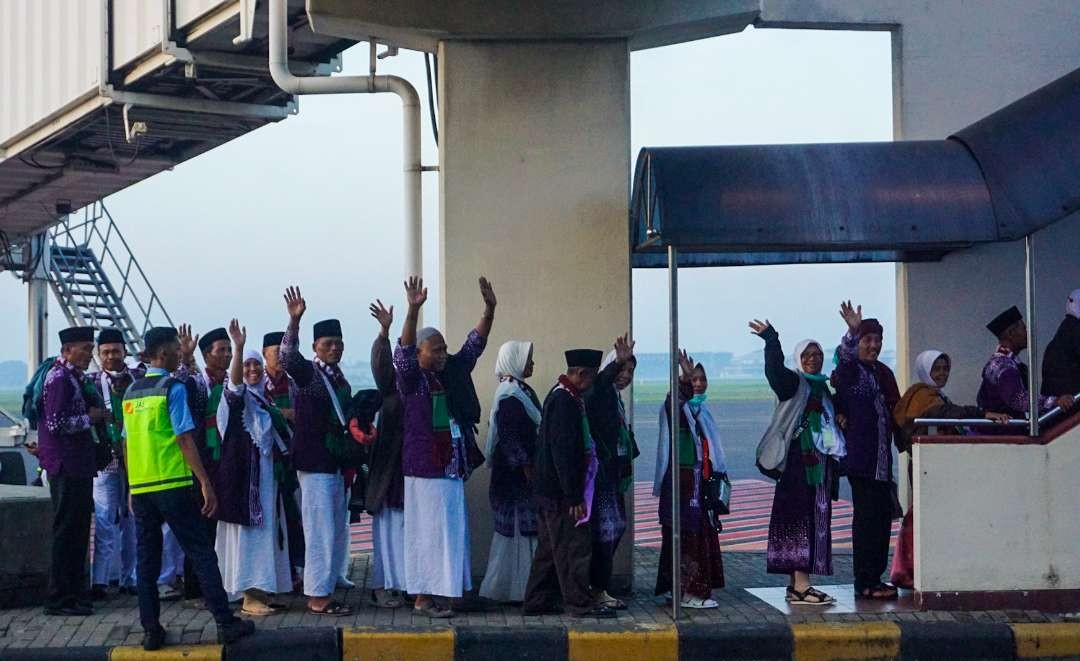 Kebahagiaan jemaah haji kloter pertama saat hendak berangkat dari Bandara Internasional Juanda. (Foto: Aini Arifin/Ngopibareng.id)