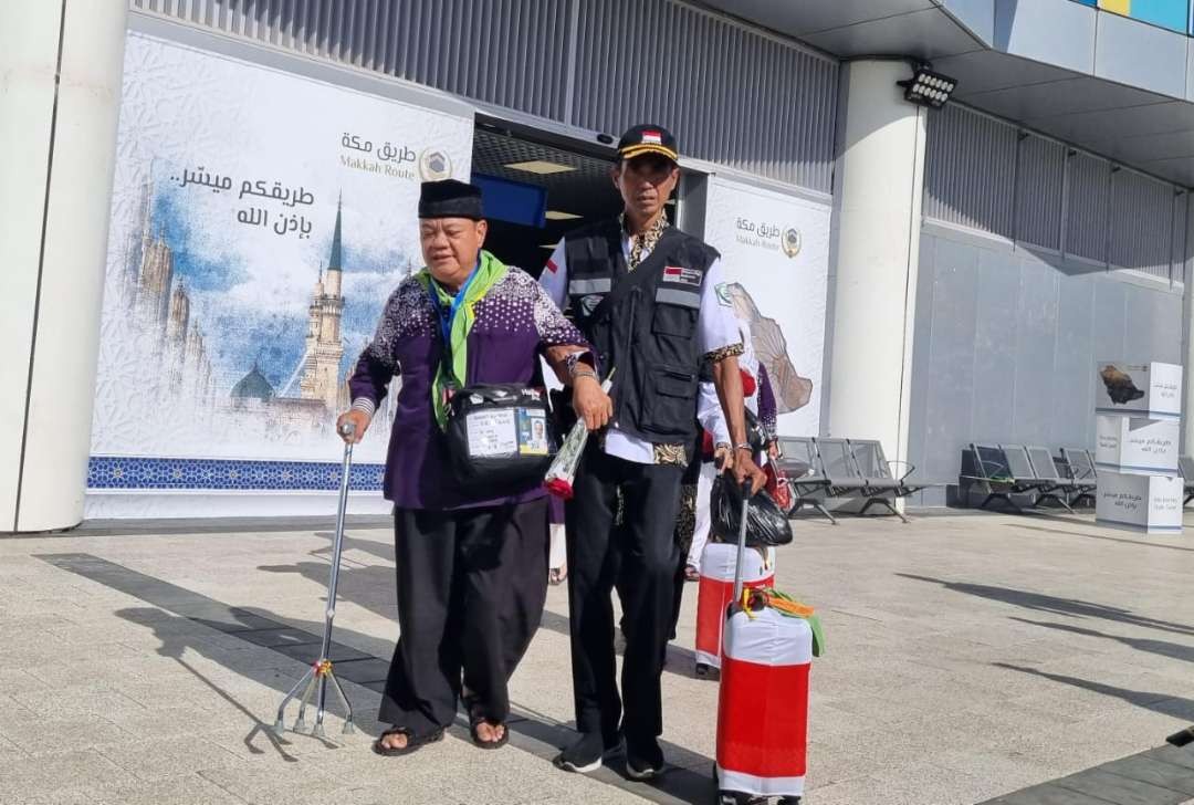 Kelompok terbang (kloter) pertama jemaah haji Indonesia mendarat di Bandara Amir Muhammad bin Abdul Aziz (AMAA) Madinah. (Foto: MCH)