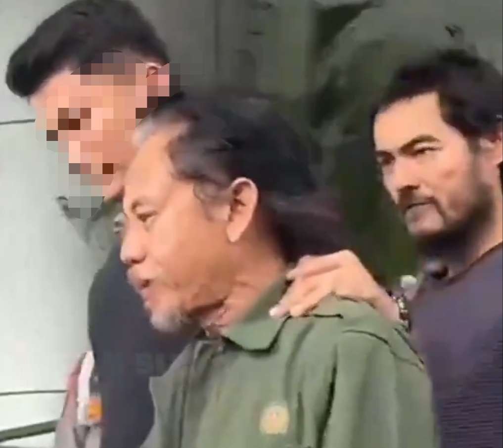 Aktor Epy Kusnandar, pemeran Kang Mus di serial Preman Pensiun (depan), dan Yogi Gamblez (belakang) ditangkap kasus narkoba jenis ganja, Kamis 9 Mei 2024. (Foto: X)