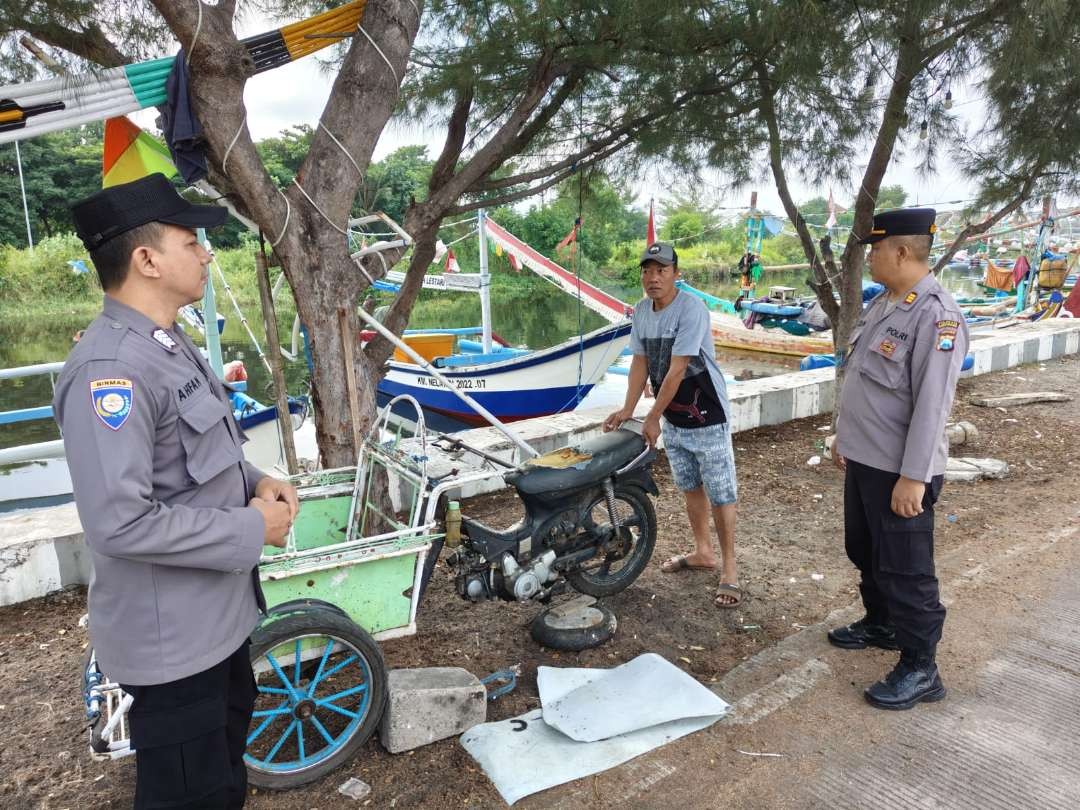 Petugas Polsek Banyuwangi melakukan patroli dialogis di sekitar Pelabuhan rakyat Boom, Banyuwangi (foto: istimewa)