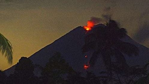 Pusat Vulkanologi dan Mitigasi Bencana Geologi (PVMBG) melaporkan Gunung Semeru di Jawa Timur (Jatim) erupsi, Minggu, 12 Mei 2024 malam. (Foto: PVMBG)