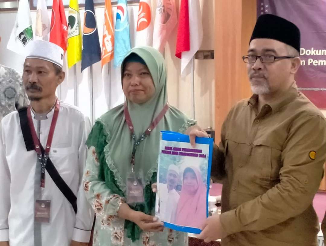 Ketua KPU Kota Probolinggo, Ahmad Hudri (kanan) saat menerima bakal pasangan calon walikota, Eva Nur Arimami dan bakal pasangan calon wakil walikota, Saiful Nurwahid. (Foto: Ikhsan Mahmudi/Ngopibareng.id)