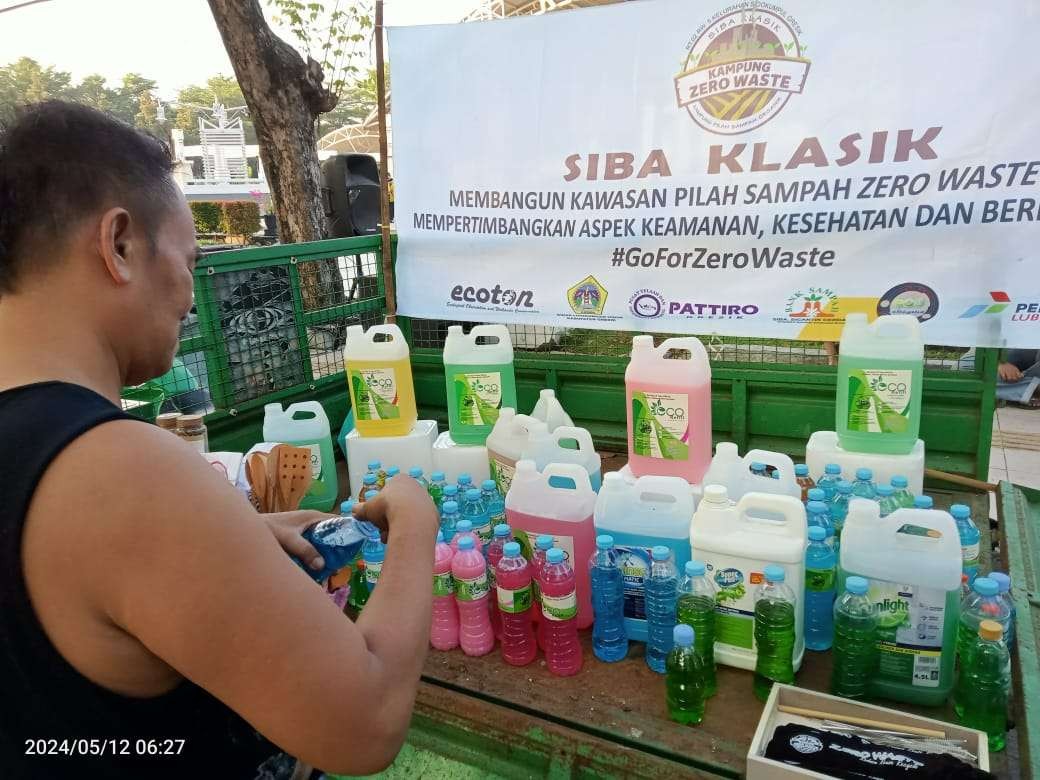 Kampanye kurangi sampah sachet, kampung Siba Klasik kenalkan refill sabun di CFD Gresik. (Foto: Siba Klasik)