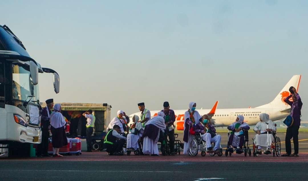 Jamaah Haji kloter pertama saat tiba di Bandara Internasional Juanda (foto :Aini/Ngopibareng.id)