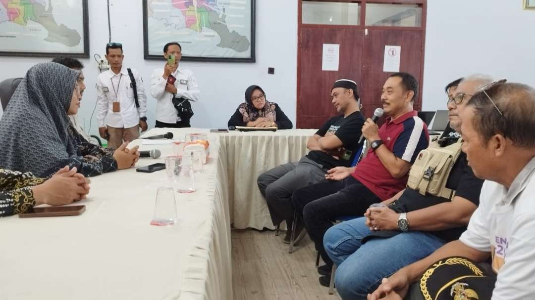 Yusuf Widyatmoko menyampaikan kendalanya terkait aplikasi silon kepada komisioner KPU saat mendaftar sebagai calon Independen. (Foto: Muh Hujaini/Ngopibareng.id)