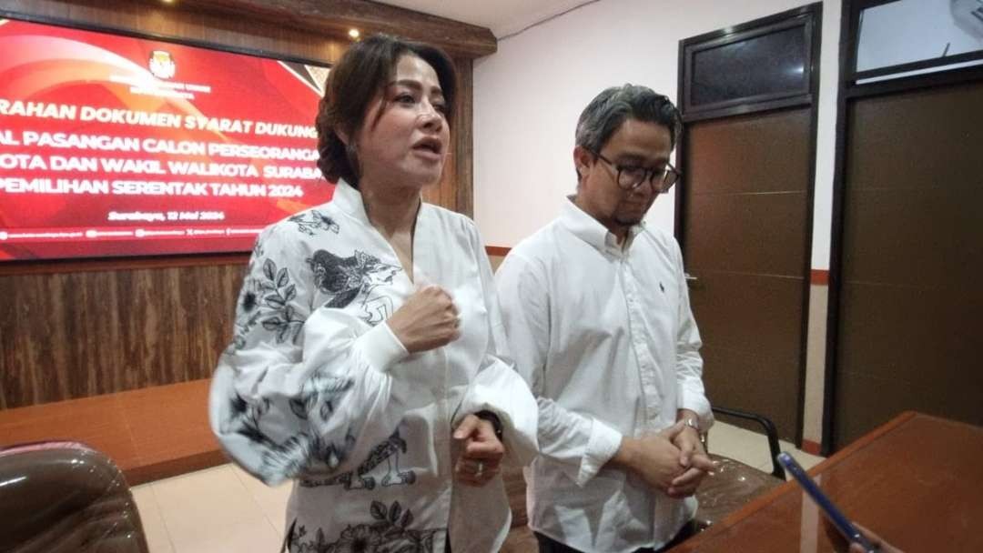 Asrilia Kurniawati-Satrio Wicaksono saat mendaftar di KPU Surabaya. (Foto: Tangkapan Layar)