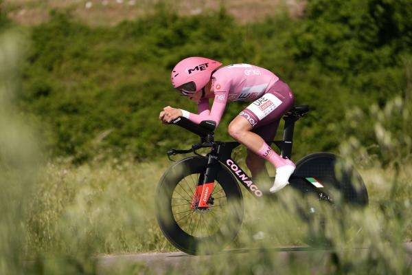 Tadej Pogacar (UAE Team Emirates) berhasil unggul di etape 8 time trial dan mengukuhkan dirinya di puncak klasemen GC. (Foto: Istimewa)