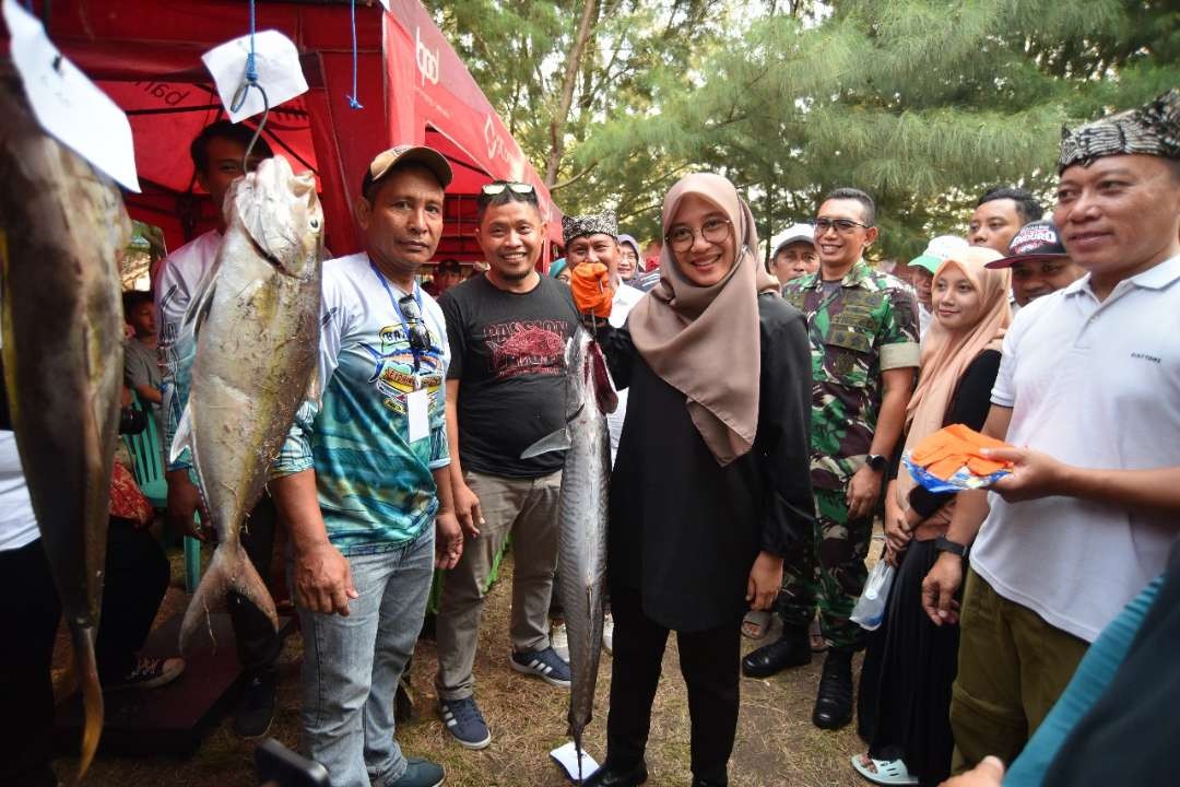 Bupati Banyuwangi Ipuk Fiestiandani mengangkat salah satu ikan yang diperoleh peserta Banyuwangi Fishing Festival (foto : Istimewa)