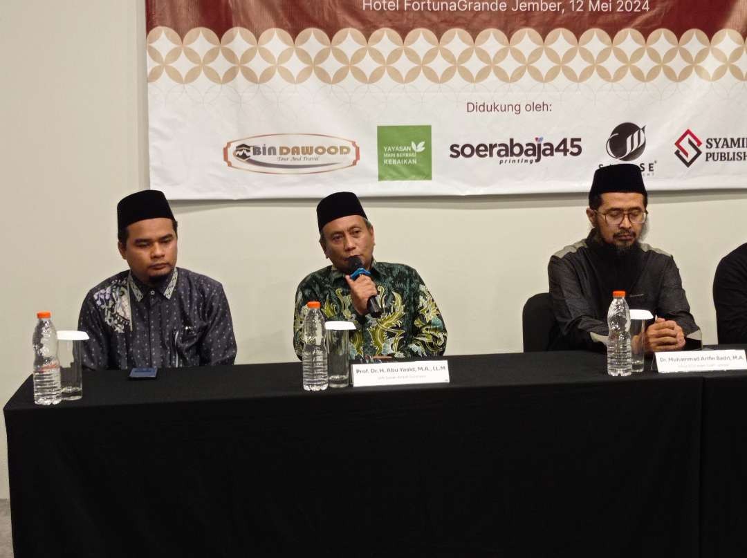 Prof. Abu Yasid (Tengah), Muhammad Arifin Badri (Kanan) dan Arif Zuhri (Kiri) saat memaparkan pentingnya rekontekstualisasi Fiqih dalam Membangun Ketahanan Keluarga Muslim (Foto: Rusdi/Ngopibareng.id)