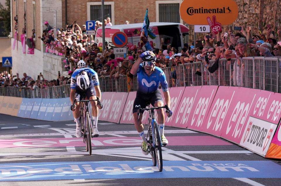 Pelayo Sanchez (Movistar Team) mencapai kemenangan terbeasrnya dalam karier balap sekaligus mengalahkan juara dunia road race dua kali Julian Alaphilippe di Giro d'Italia etape 6. (Foto: Istimewa)