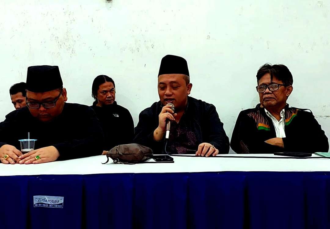 Gus Jaddin (kiri) dan Arismaya (kanan) saat mendaftar ke KPU Jember (Foto: Dok KPU Jember)