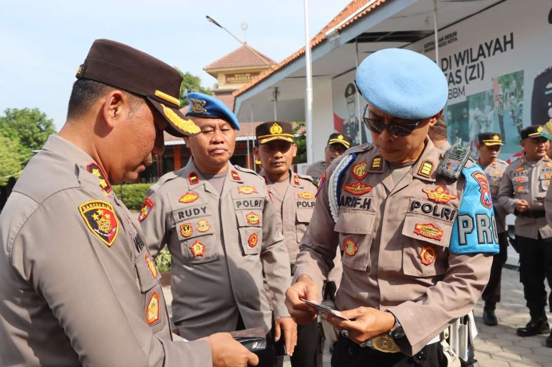 Personel polisi di Polres Probolinggo menjalani tes urine yang digelar Bidang Profesi dan Pengamanan, Polda Jatim. (Foto: Humas Polres)