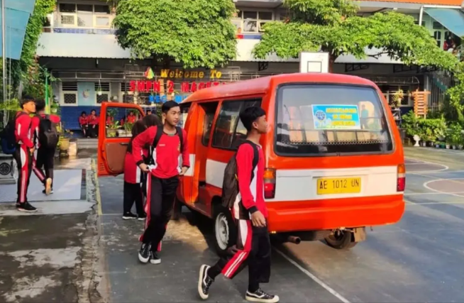 Dinas Perhubungan (Dishub) Kabupaten Magetan memberikan solusi transportasi bagi pelajar SMP yang belum cukup umur mengendarai transportasi pribadi. (Foto: Diskominfo Magetan)