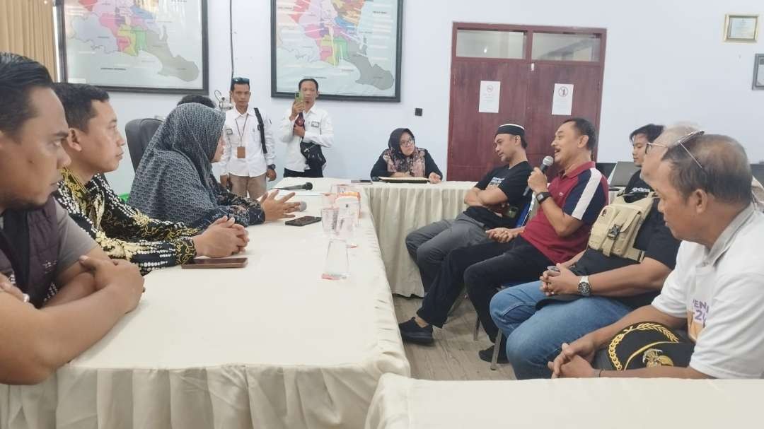 Bapaslon Yusuf Widyatmoko dan Zainuri sempat datang ke KPU Banyuwangi untuk mendaftar sebagai  Bapaslon dari jalur independen namun gagal karena kurangnya persyaratan (foto: Muh Hujaini/Ngopibareng.id)