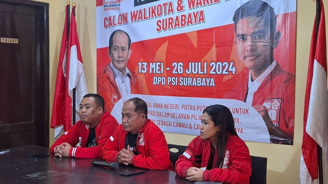 Plt. Ketua DPD PSI Kota Surabaya, Shobikin saat menjelaskan mekanisme pendaftaran calon Walikota dan Wakil Walikota Surabaya, Senin 13 Mei 2024. (Foto: Julianus Palermo/Ngopibareng.id)