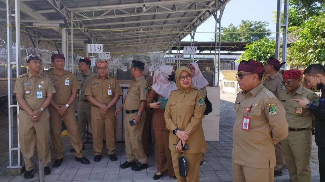 Bupati Banyuwangi Ipuk Fiestiandani mengecek lokasi relokasi pedagang pasar Banyuwangi (foto: Muh Hujaini/Ngopibareng.id)