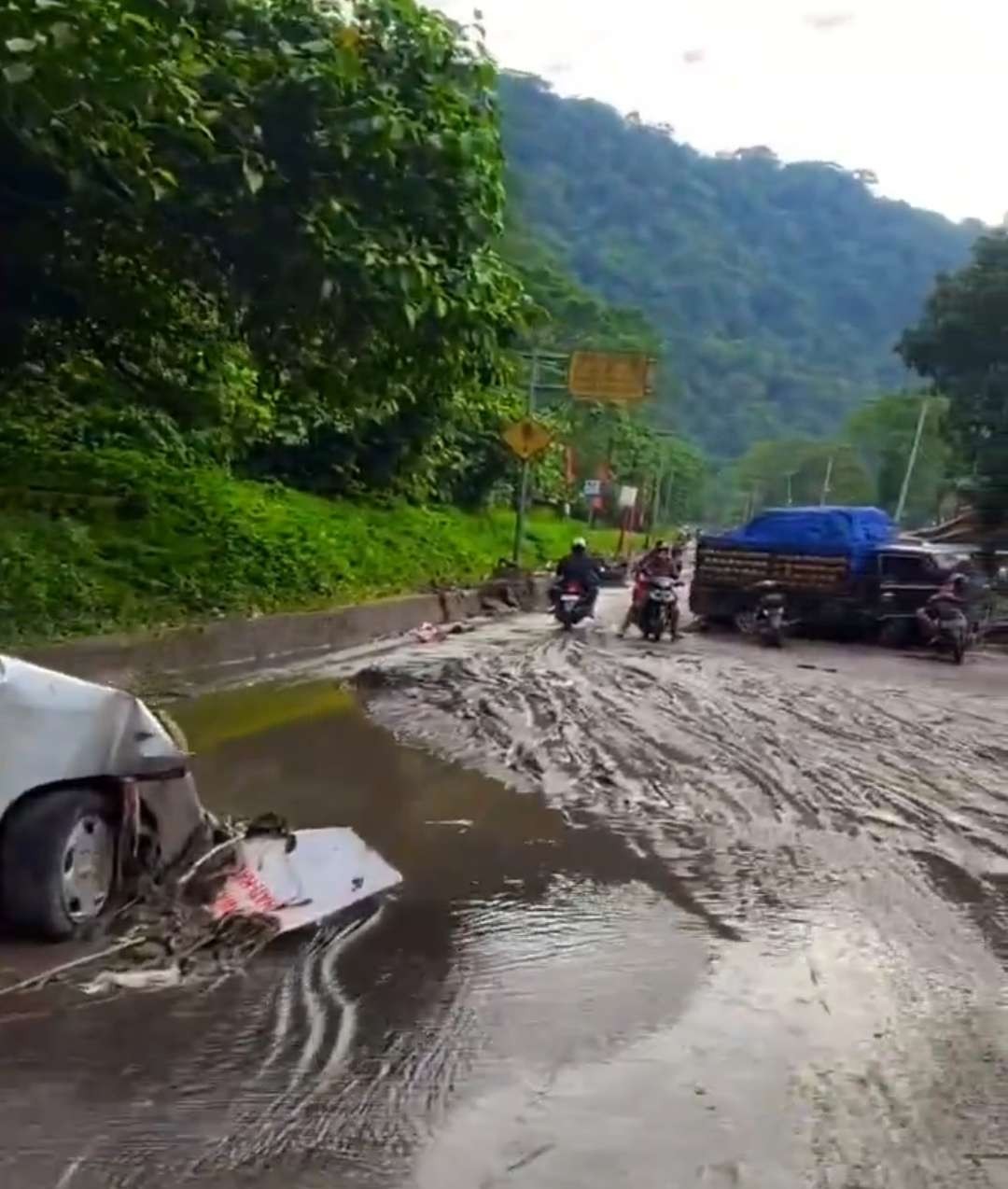 Kondisi jalan rusak usai terjangan banjir lahar dingin Gunung Marapi. (Foto: X)