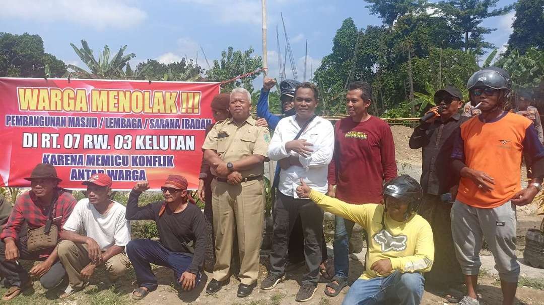 Puluhan warga Trenggalek demo tolak pembangunan musala di Kelurahan Kelutan. Penolakan ini dipicu karena perbedaan akidah. (Foto: Instagram)