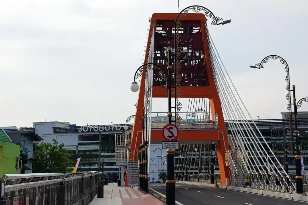 Kawasan Joyoboyo, tepatnya di Jembatan Sawunggaling Surabaya. (Foto: Fariz Yarbo/Ngopibareng.id)