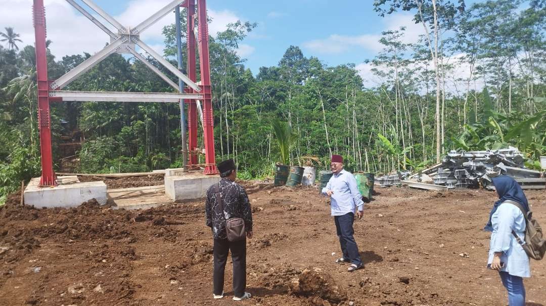 Lokasi jembatan gantung di Desa  Bulusari Kecamatan Kalipuro akan memberi dampak ekonomi bagi masyarakat setempat (foto: Muh Hujaini/Ngopibareng.id)