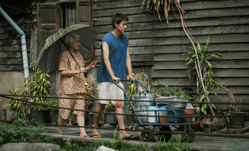 Kekuatan cinta nenek tergambar di film Thailand, berjudul How to Make Millions Before Grandma Dies. (Foto: GDH Studio)