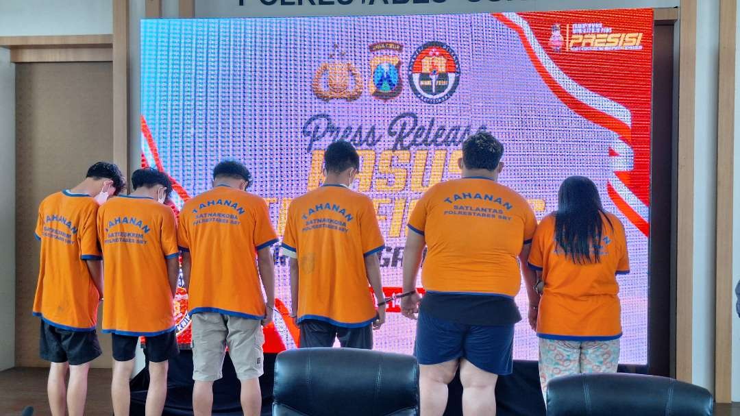 Keenam tersangka praktik prostitusi online dan tindak pidana perdagangan orang, yang berhasil diamankan Polrestabes Surabaya. (Foto: Julianus Palermo/Ngopibareng.id)