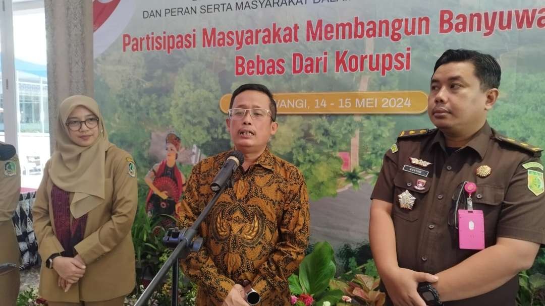 Plh. Direktur Pembinaan Peran Serta Masyarakat KPK RI Johnson Ridwan Ginting  didampingi Bupati Banyuwangi Ipuk Fiestiandani  (foto: Muh Hujaini/Ngopibareng.id)