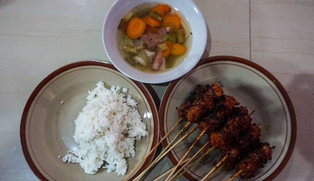 Satu porsi sop sate komo lengkap dengan nasi. (Foto: Aini Arifin/Ngopibareng.id)