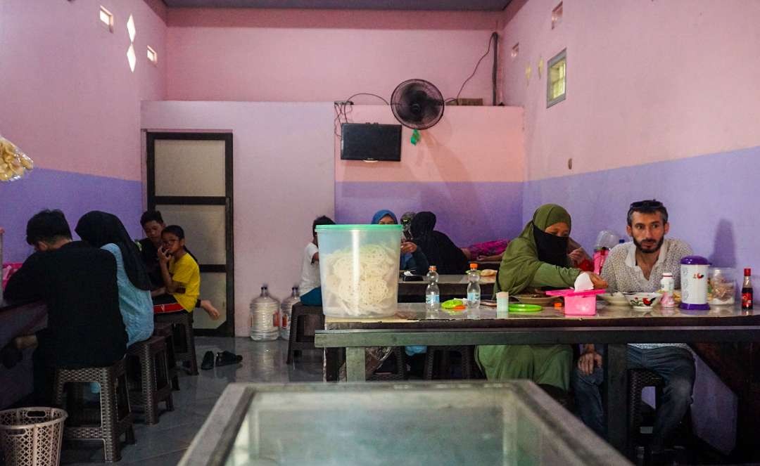 Warung sate komo Mbak Atul ramai pengunjung. (Foto: Aini Arifin/Ngopibareng.id)
