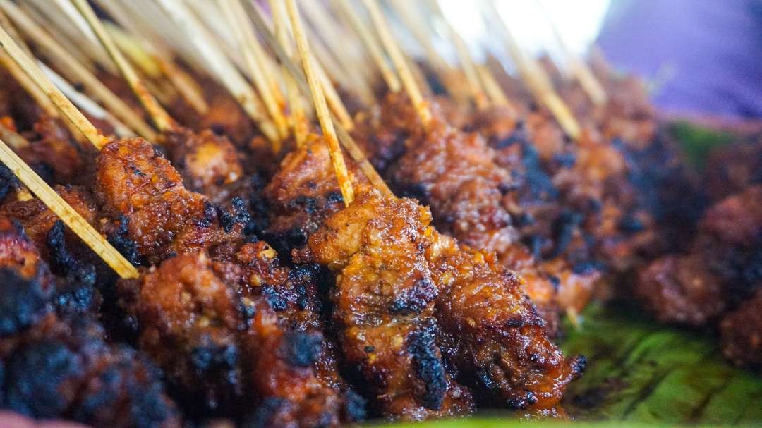 Sate komo irisan daging jumbo, rekomendasi kuliner di Sidoarjo, Jawa Timur. (Foto: Aini Arifin/Ngopibareng.id)