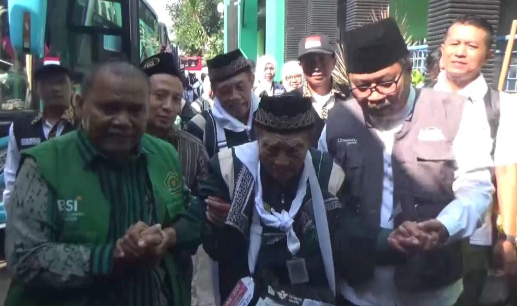 Kondisi kesehatan Hardjo Mislan, alias Mbah Miskan, disebutkan dalam keadaan baik. Mbah Miskan berhaji di usia 109 tahun. (Foto: Fariz Yarbo/Ngopibareng.id)