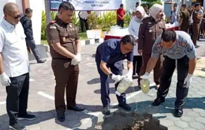 Barang bukti sabu-sabu dari perkara pidana narkoba sudah inkrah dimusnahkan Kejaksaan Negeri Situbondo. (Foto: Guido/Ngopibareng.id)