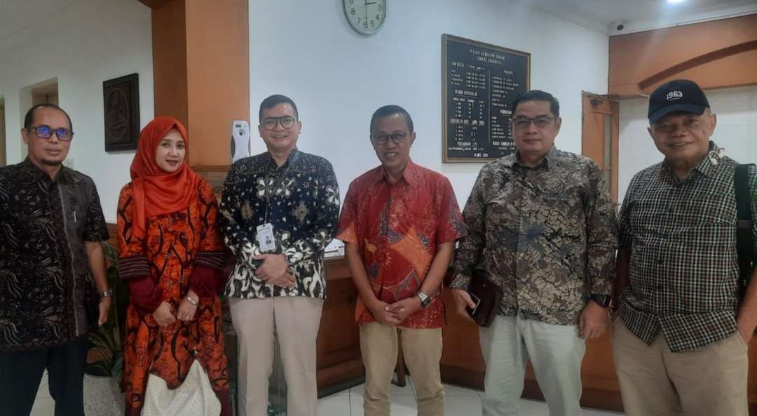 Jajaran pengurus ISMI Jatim, termasuk Yusron Aminulloh, Ketua ISMI Jatim usai pertemuan di Bank Bukopin Syariah Darmo Surabaya, Selasa (14 Mei 2024). (Foto: yus for ngopibareng.id)