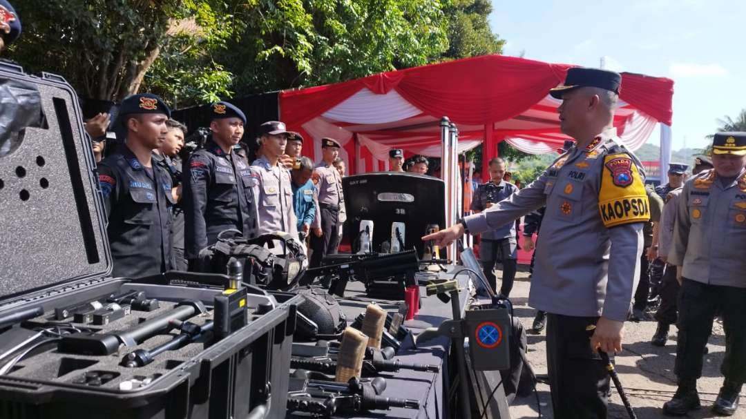 Kapolda Jatim Irjenpol Imam Sugianto mengecek peralatan yang digunakan dalam pengamanan imbangan WWF di Bali (Foto: Muh Hujaini/Ngopibareng.id)