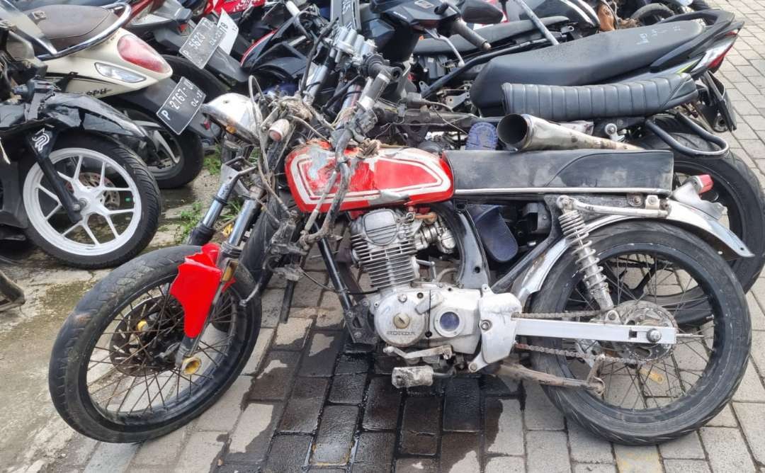 Motor CB tanpa pelat nomor yang dikendarai korban mengalami kerusakan di bagian depan (Foto: Dok Satlantas Polres Jember)