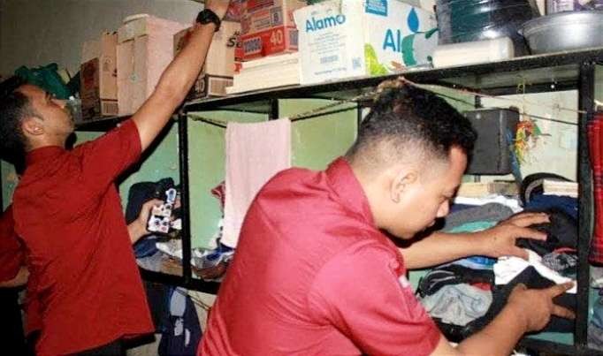 Petugas Rutan Kelas IIB Situbondo menggeledah kamar hunian warga binaan agar steril dari narkoba dan benda terlarang lainnya. (Foto: Humas Rutan Situbondo)