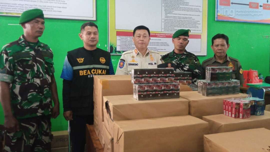 Satuan Polisi Pamong Praja (Satpol-PP) Kabupaten Nganjuk dan Kantor Bea Cukai Kediri menggelar Inspeksi mendadak (sidak) peredaran rokok illegal pada Selasa 14 Mei 2024 (Foto: dok. Kominfo nganjuk)