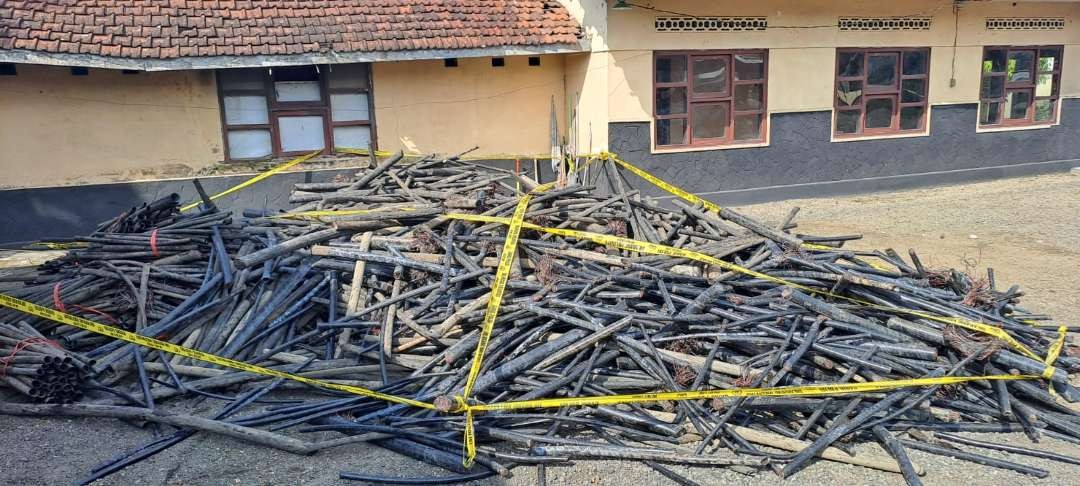 Tumpukan kabel milik Telkom yang disita polisi dari gudang penyimpanan (Foto: Dok Polsek Jenggawah)