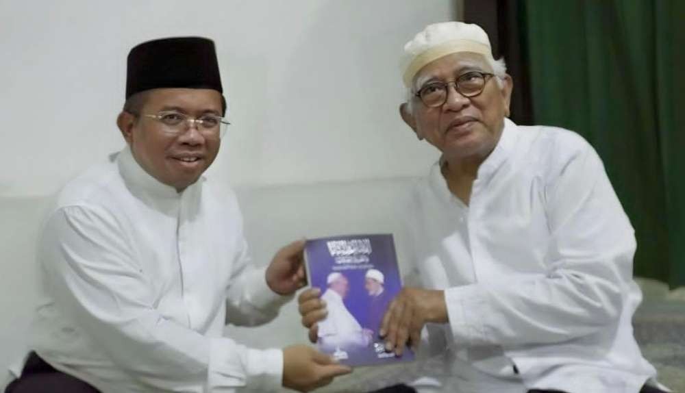 KH Ahmad Mustofa Bisri bersama Dr Muchlis Hanafi, para pencinta Al-Quran. (Foto:dok/ngopibareng.id)