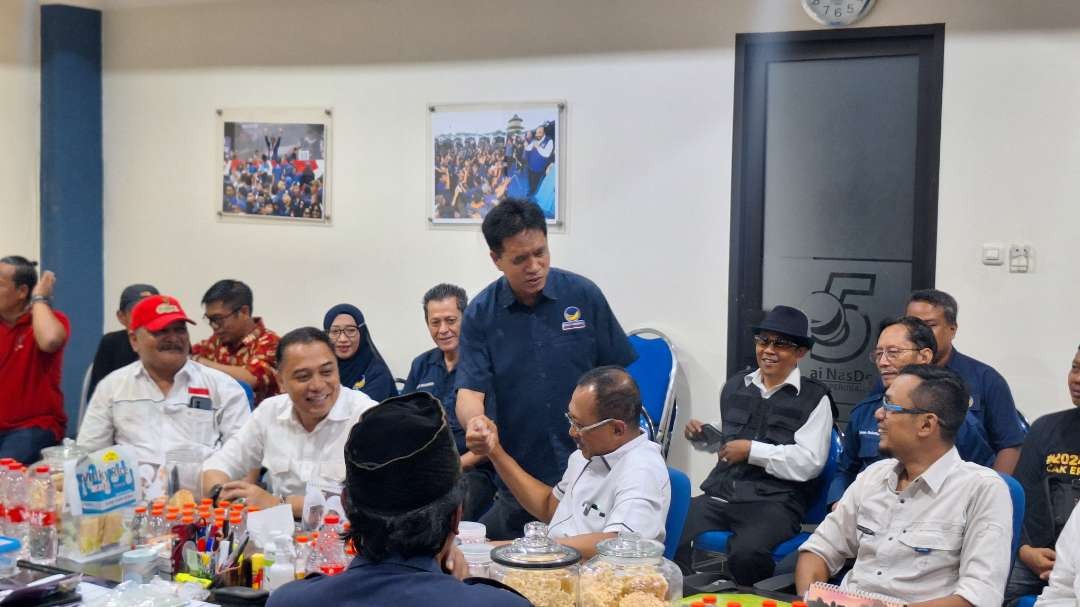 Ketua Bapilu DPD NasDem Surabaya sekaligus anggota DPRD Surabaya, Imam Syafi'i, saat menyalami Wakil Walikota Surabaya Armuji, disaksikan oleh Walikota Surabaya Eri Cahyadi. (Foto: Julianus Palermo/Ngopibareng.id)