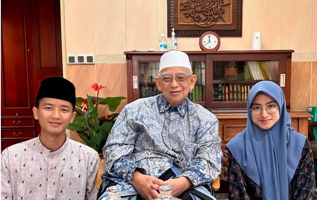 KH Ulinnuha Arwani Kudus, selslu tersenyum bahagia. Mensyukuri nikmat dan karunia Allah Ta'ala. (Foto:dok/ngopibareng.id)