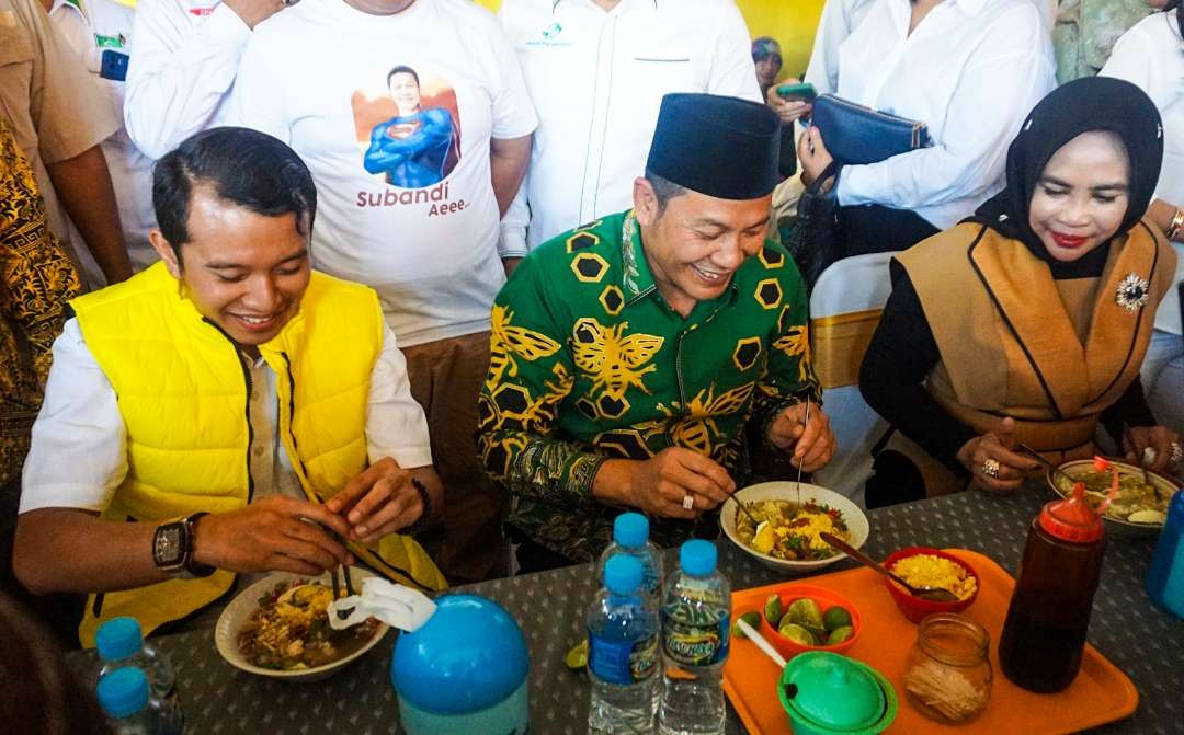 Keakraban Adam Rusydi, Subandi, dan Mimik Idayana saat makan soto bersama. (Foto: Aini Arifin/Ngopibareng.id)