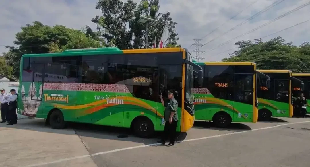 Bus Trans Jatim,  saalah satu bus milik Pemprov Jatim untuk transportasi seputaran kota-kota di sekitar Surabaya. (Foto: Deni Lukmantara/Ngopibareng.id)