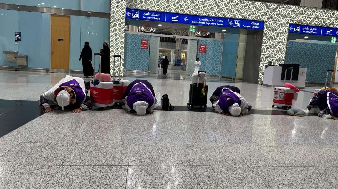 Jemaah haji asal embarkasi Ujungpandang (UPG) melakukan sujud syukur setelah tiba di Bandara AMAA Madinah. (Foto: MCH 2024)